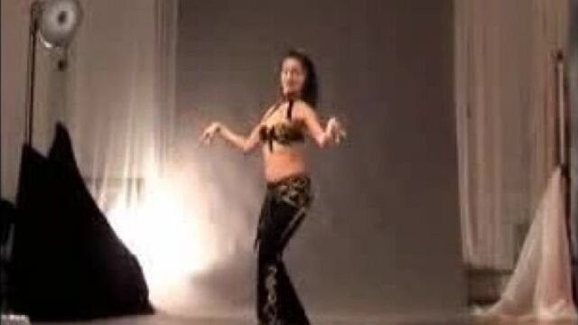 голая жена танцует танец живота